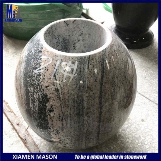 Grabvase aus Granit in runder Form
